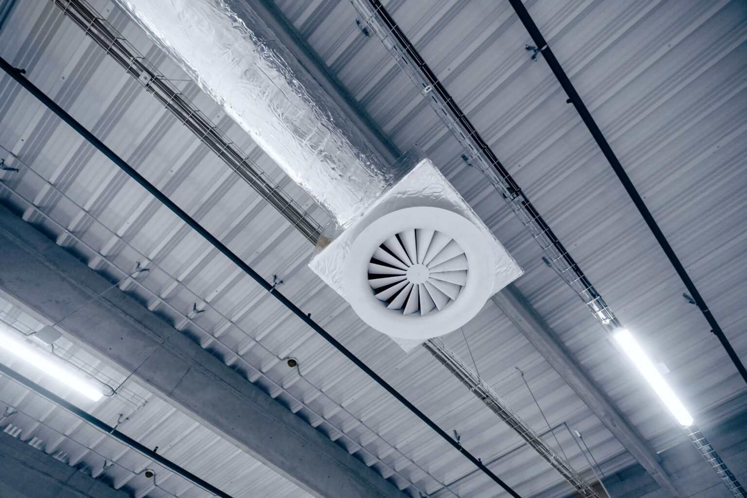 air-ventilation-system-on-the-ceiling-in-a-large-w-2024-12-07-12-11-39-utc (1)